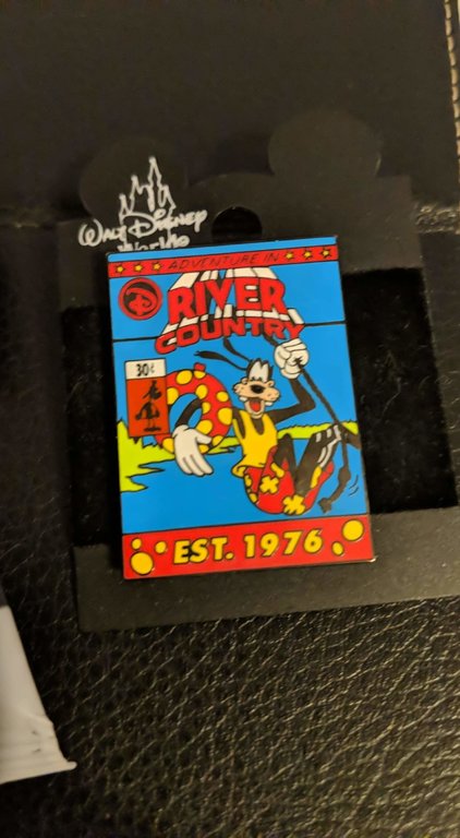 Tomart's 6th Edition DISNEYANA Guide to Pin Trading