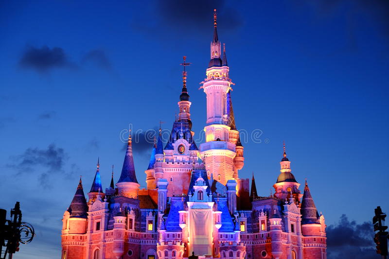 shanghai-disney-castle-night-94803529.jpg