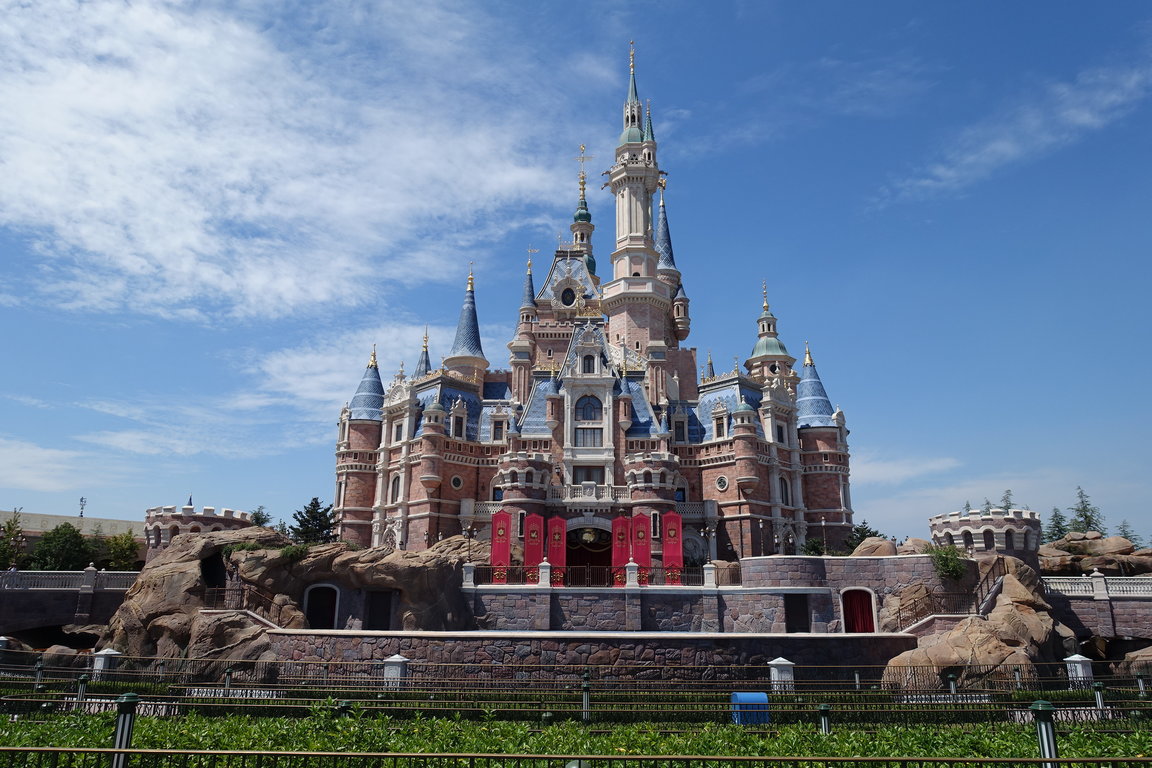 Shanghai_disneyland_castle.jpg