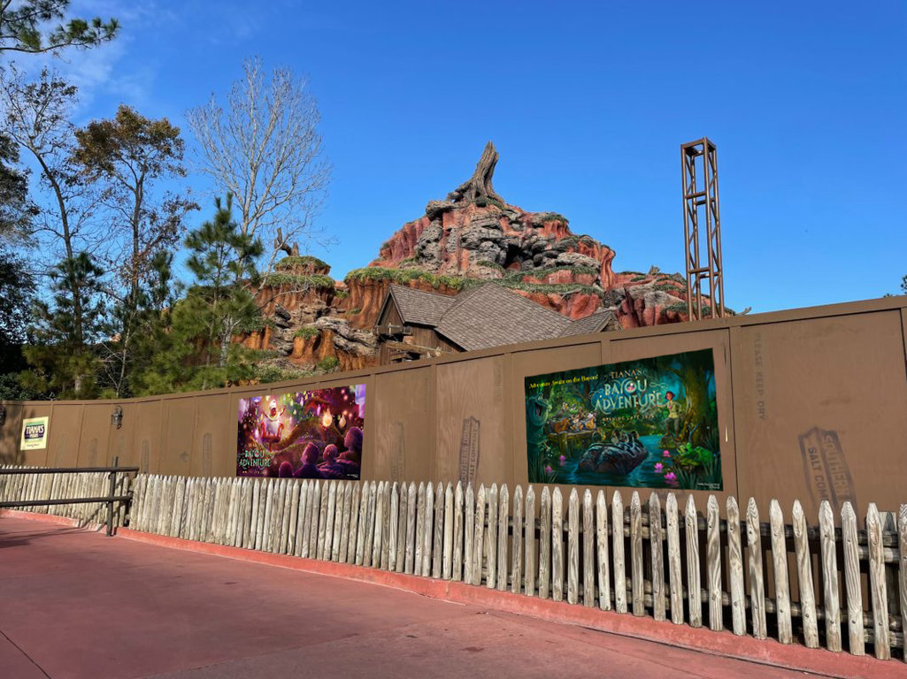 splash-mountain-construction-walls-tianas-foods-7926 copy.jpg