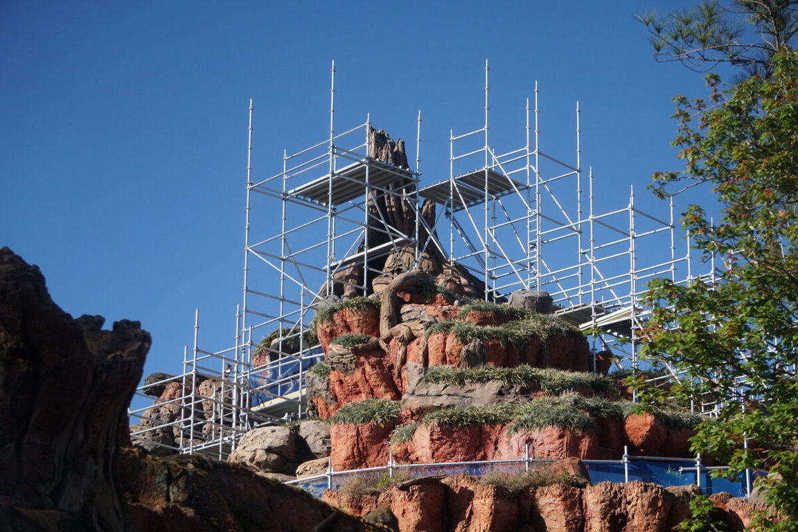 splash-mountain-demolition-march-2023-5871.jpg