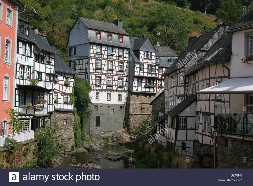 traditional-german-architecture-fachwerk-in-the-town-of-monschau-eifel-B248N8.jpg