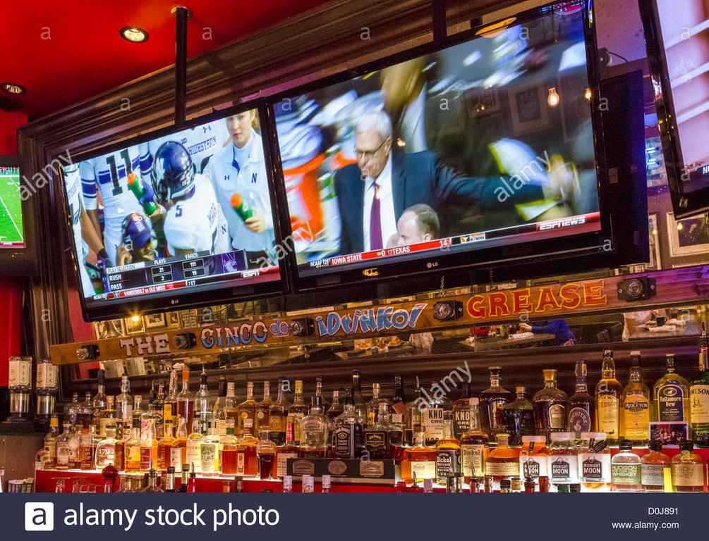 tvs-in-a-sports-bar-in-downtown-west-palm-beach-florida-usa-D0J891.jpg