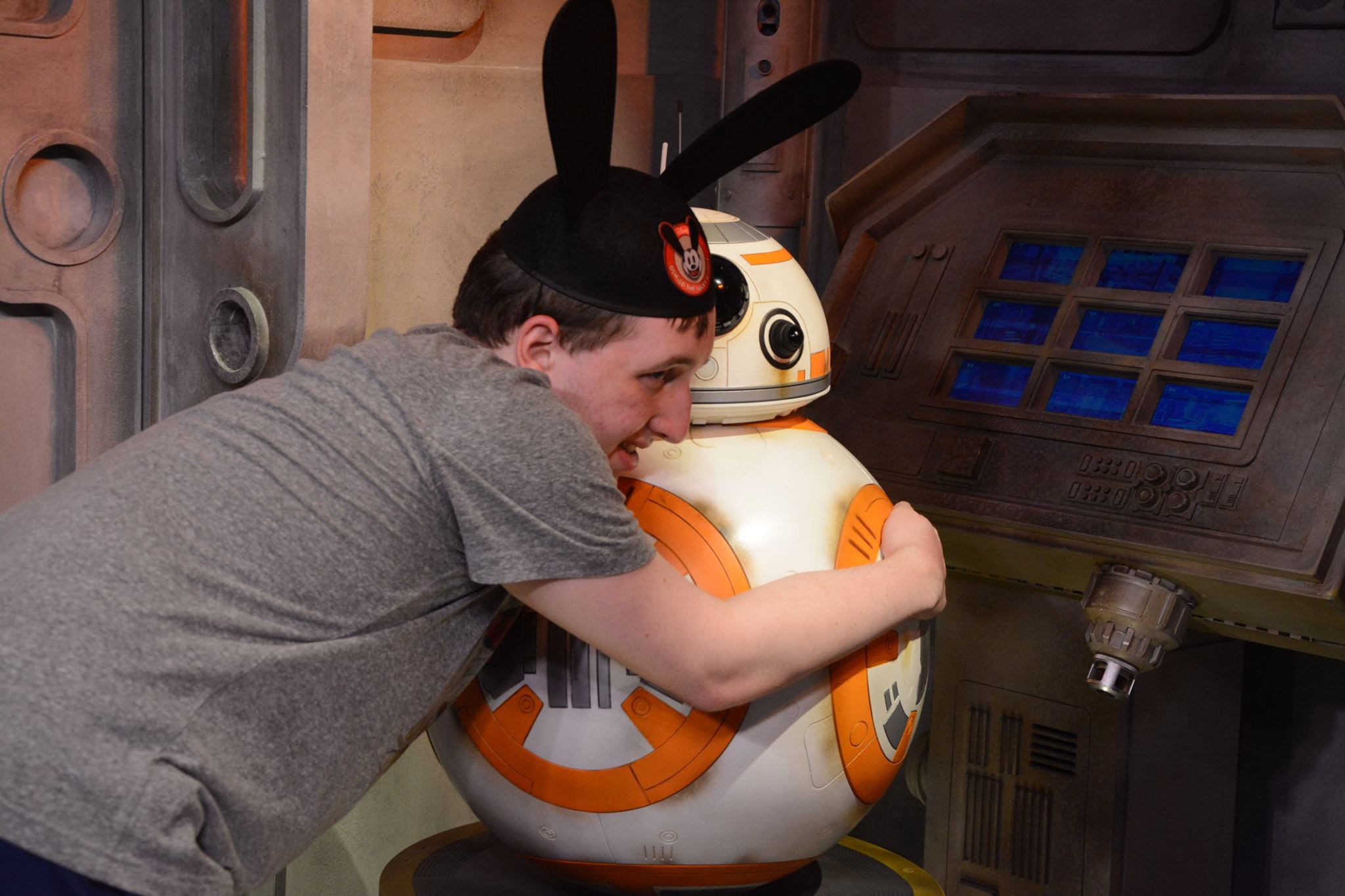 Hugging BB-8(1/2)