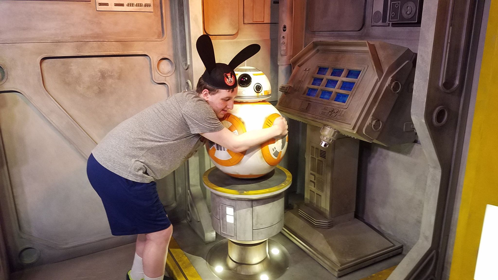 Hugging BB-8(2/2)