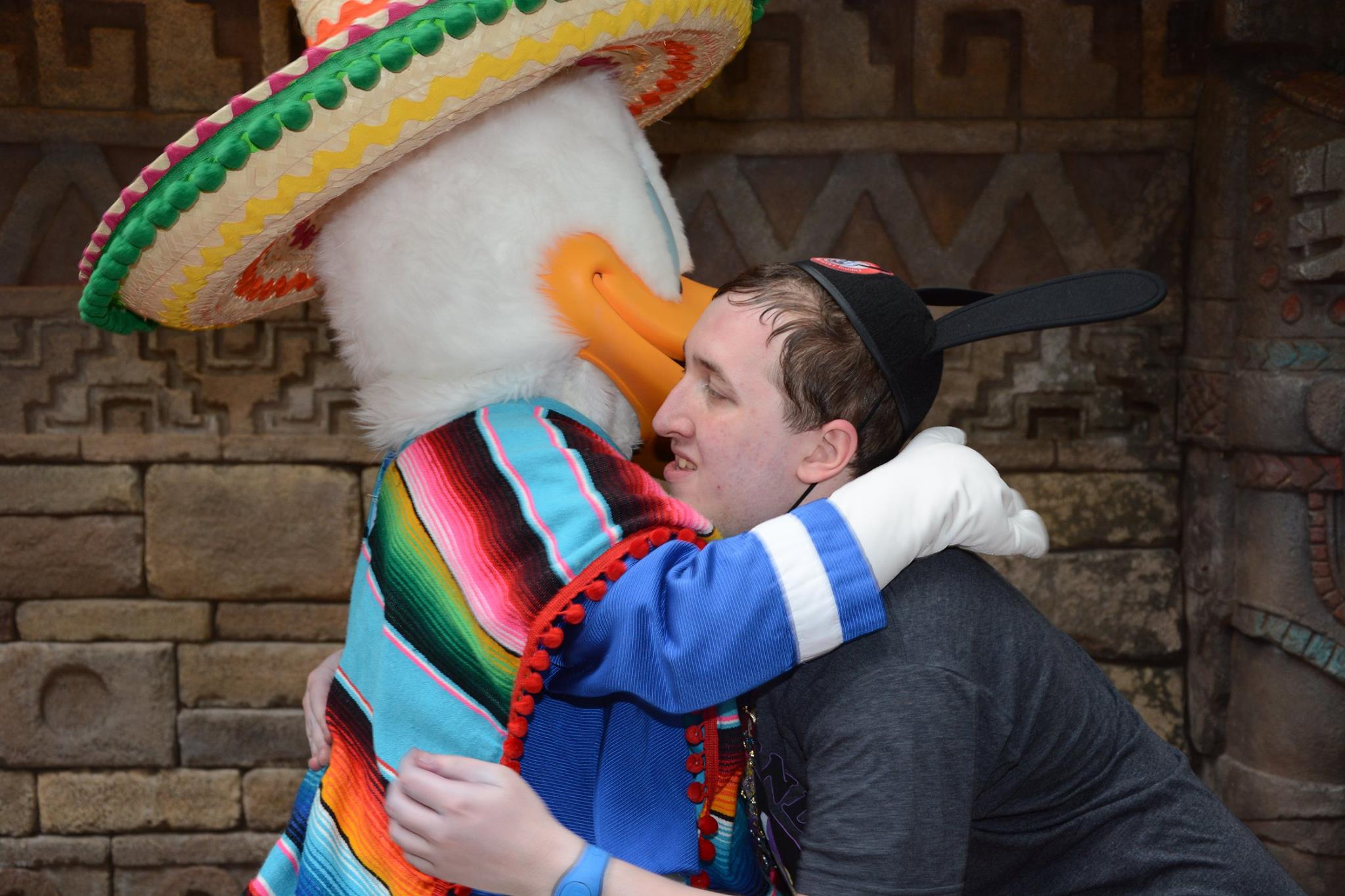 Hugging Donald Duck | WDWMAGIC - Unofficial Walt Disney World ...