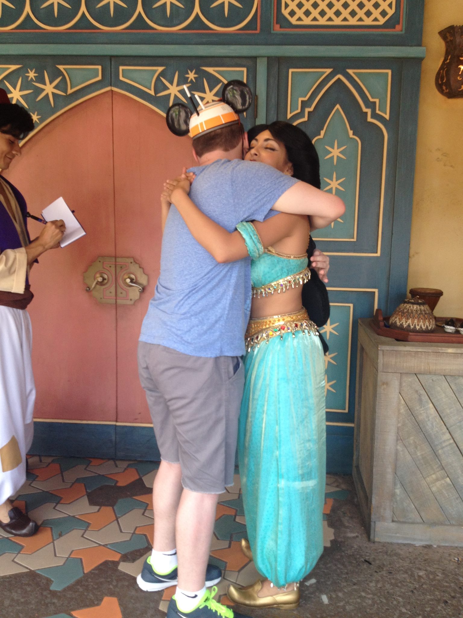 Hugging Princess Jasmine(2016)(2/2) | WDWMAGIC - Unofficial Walt Disney