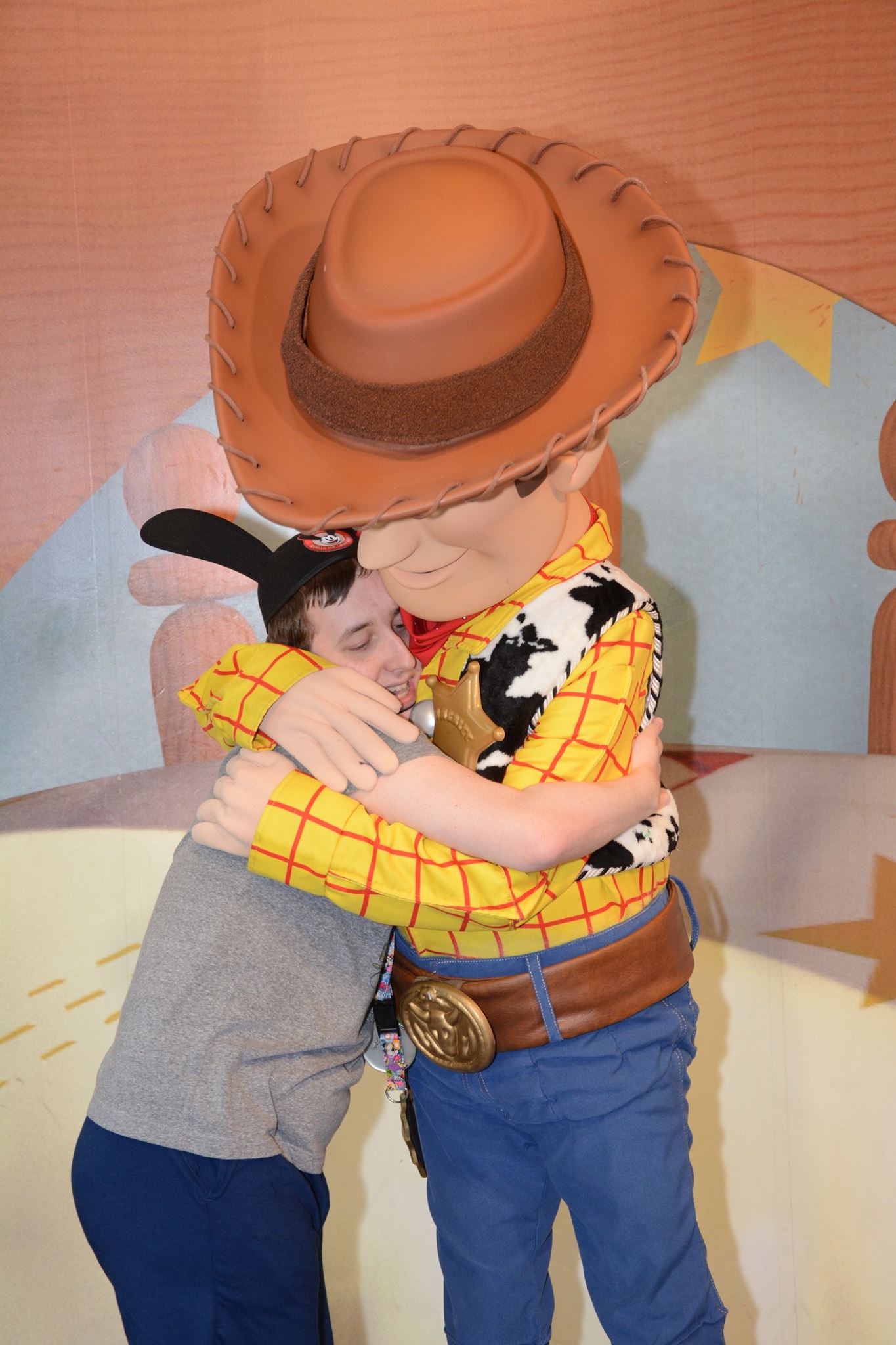 woody and jessie hug